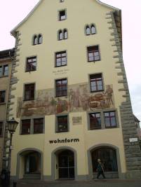 Das Hohe Haus mit Darstellung des mittelalterlichen Treibens am Fischmarkt